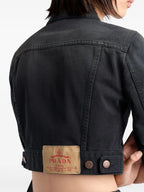 Immagine di una giacca cropped in denim nero di Prada per donne - Stagione Primavera-Estate 2025 - Vista modello 4