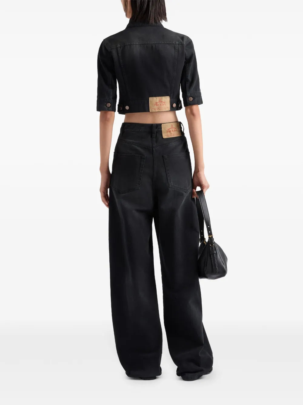 プラダの女性用ブラックデニムクロップジャケットの画像 - シーズン春夏2025 - モデルビュー2