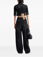 Immagine di una giacca cropped in denim nero di Prada per donne - Stagione Primavera-Estate 2025 - Vista modello 2