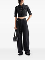 Immagine di una giacca cropped in denim nero di Prada per donne - Stagione Primavera-Estate 2025 - Vista modello 1