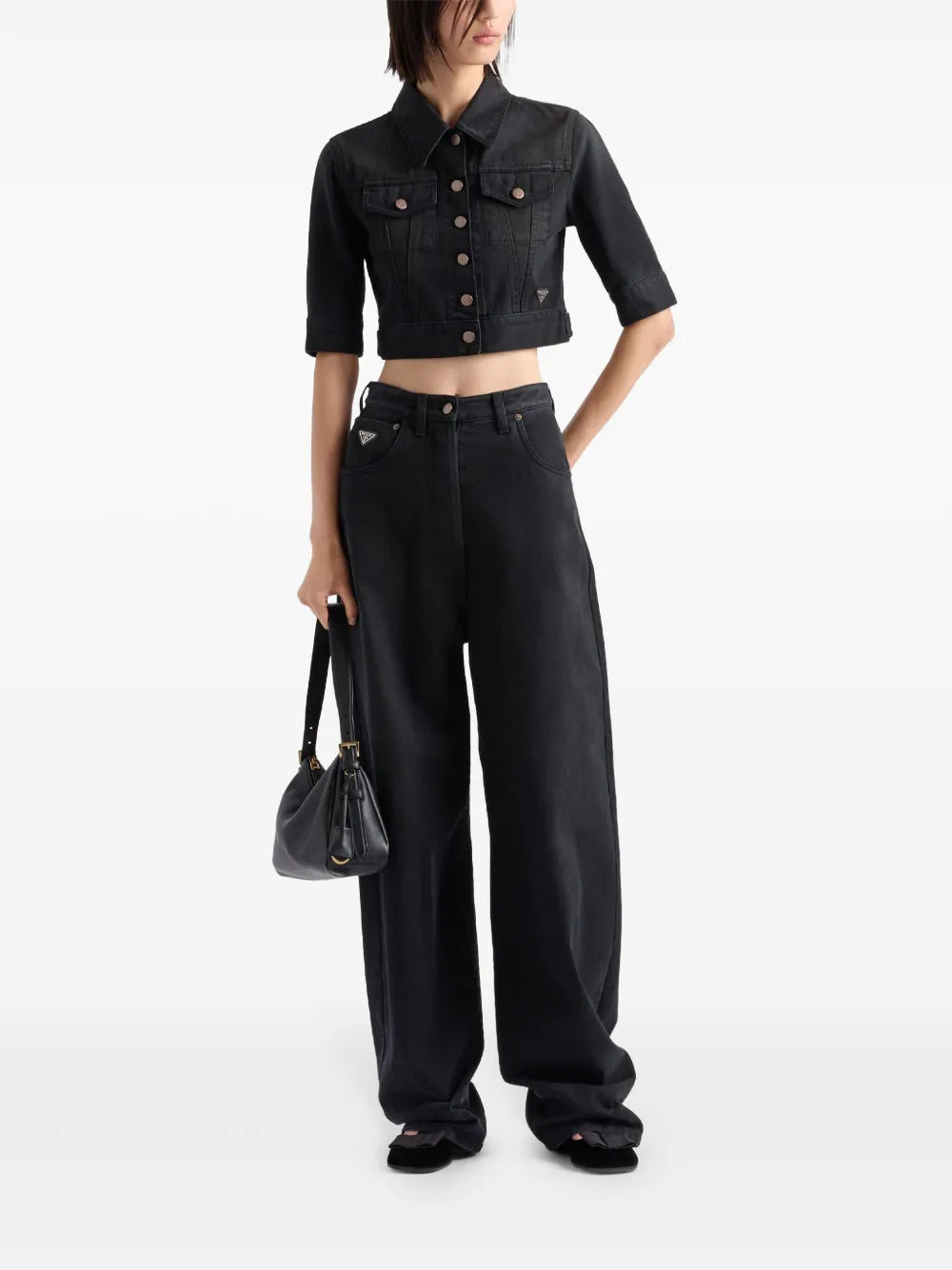 プラダの女性用ブラックデニムクロップジャケットの画像 - シーズン春夏2025 - モデルビュー1