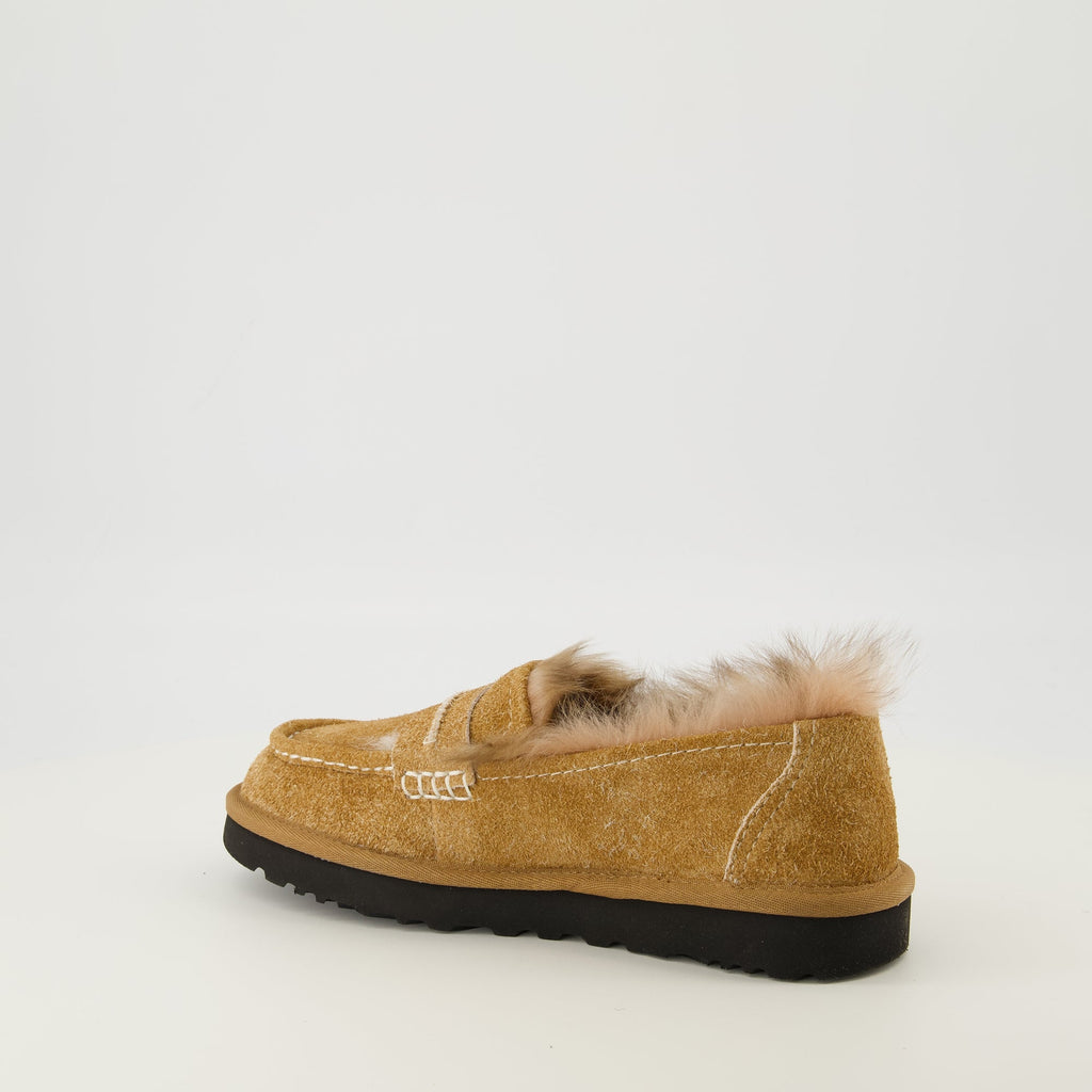 Imagem dos Mocassins Ellis da Ugg para Mulheres - Temporada Primavera-Verão 2026 - Vista Traseira Direita em Três Quartos