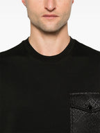 Imagem da T-shirt de bolso com monograma preta da Moncler para Homens - Temporada Primavera-Verão 2025 - Vista Detalhe 6