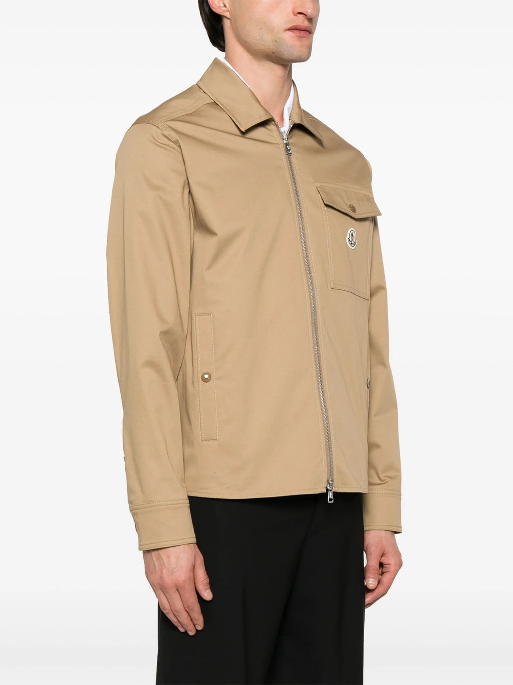Bilde av beige gabardin-over skjorte fra Moncler for menn - Sesong Vår-Sommer 2026 - Modellvisning 2