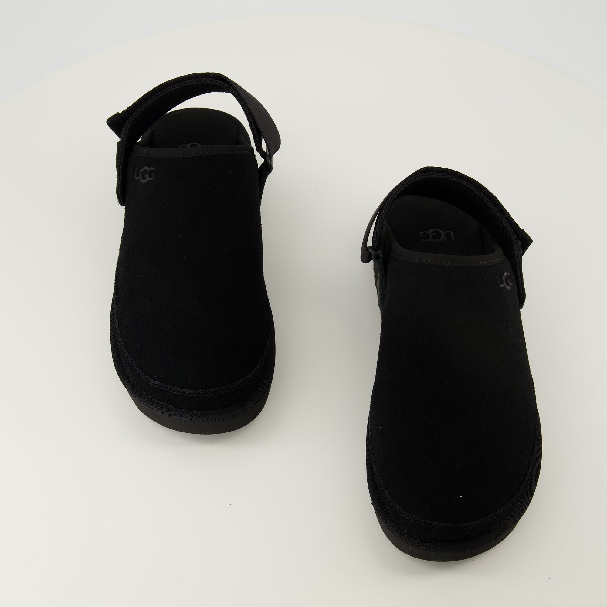 Imagen de los zuecos Goldencoast II negros de Ugg para hombres - Temporada primavera-verano 2026 - Vista superior del par