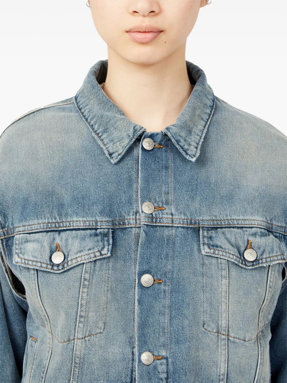 Image de veste en denim classique par Mm6 pour femmes - Saison Printemps-ÉtÉ 2025 - Vue de détail 9