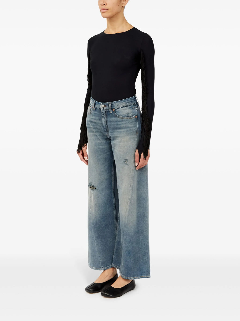 Image de jean en denim à jambe large par Mm6 pour femmes - Saison printemps-été 2026 - Vue du modèle 5