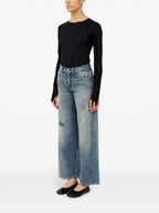 Imagen de pantalón vaquero de pierna ancha de Mm6 para mujeres - Temporada primavera-verano 2026 - Vista del modelo 5