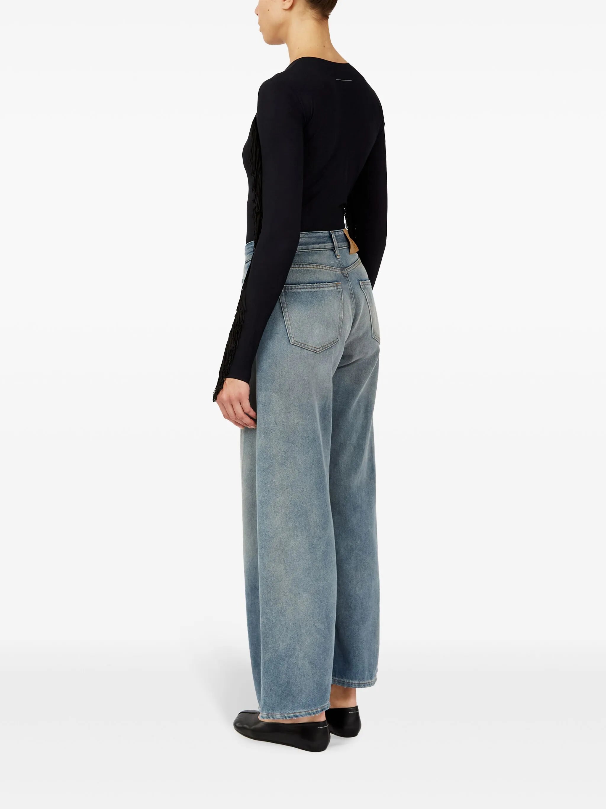 Image de jean en denim à jambe large par Mm6 pour femmes - Saison printemps-été 2026 - Vue du modèle 4