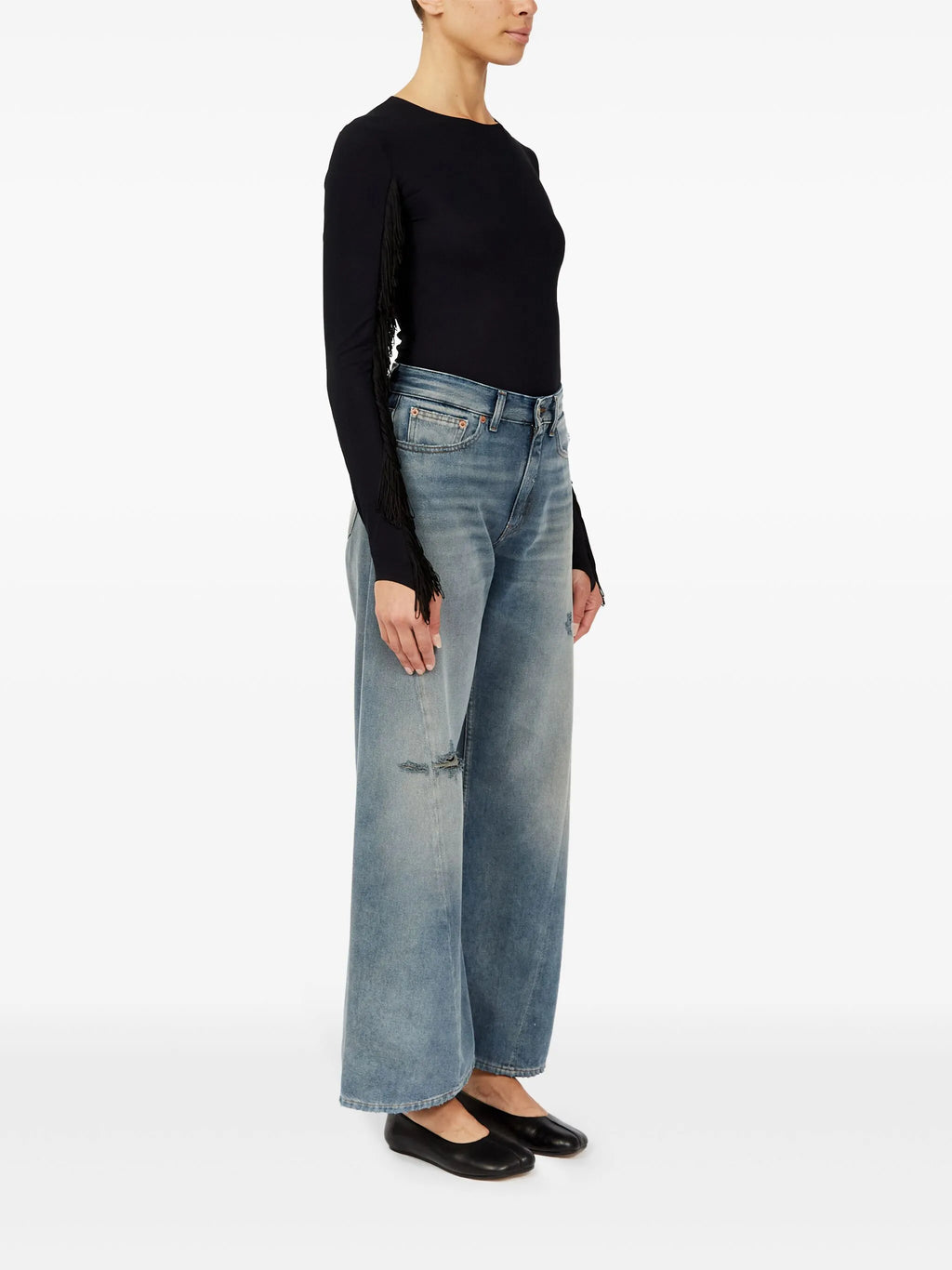 Image de jean en denim à jambe large par Mm6 pour femmes - Saison printemps-été 2026 - Vue du modèle 2