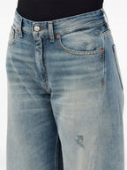 Imagen de pantalón vaquero de pierna ancha de Mm6 para mujeres - Temporada primavera-verano 2026 - Vista del modelo 6