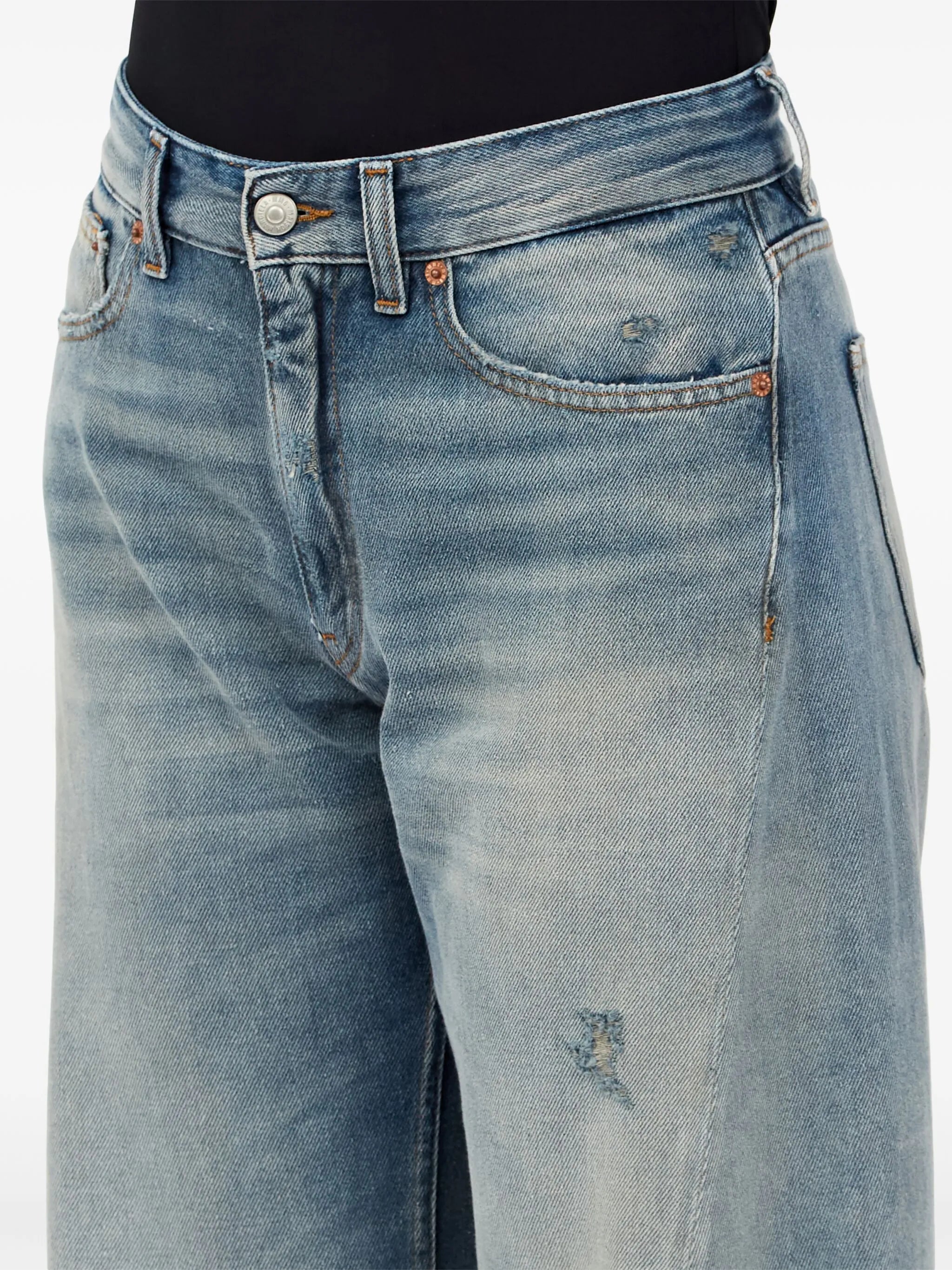 Image de jean en denim à jambe large par Mm6 pour femmes - Saison printemps-été 2026 - Vue du modèle 6