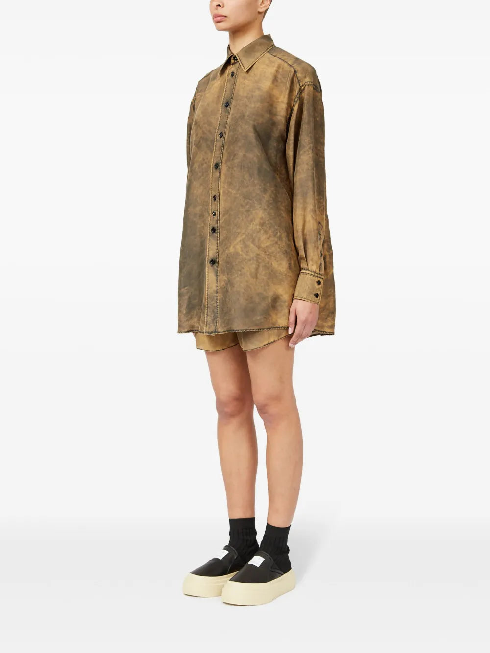 Mm6の女性用ロングブラウンウォッシュ効果シャツの画像 - シーズン春夏2025 - 詳細ビュー9