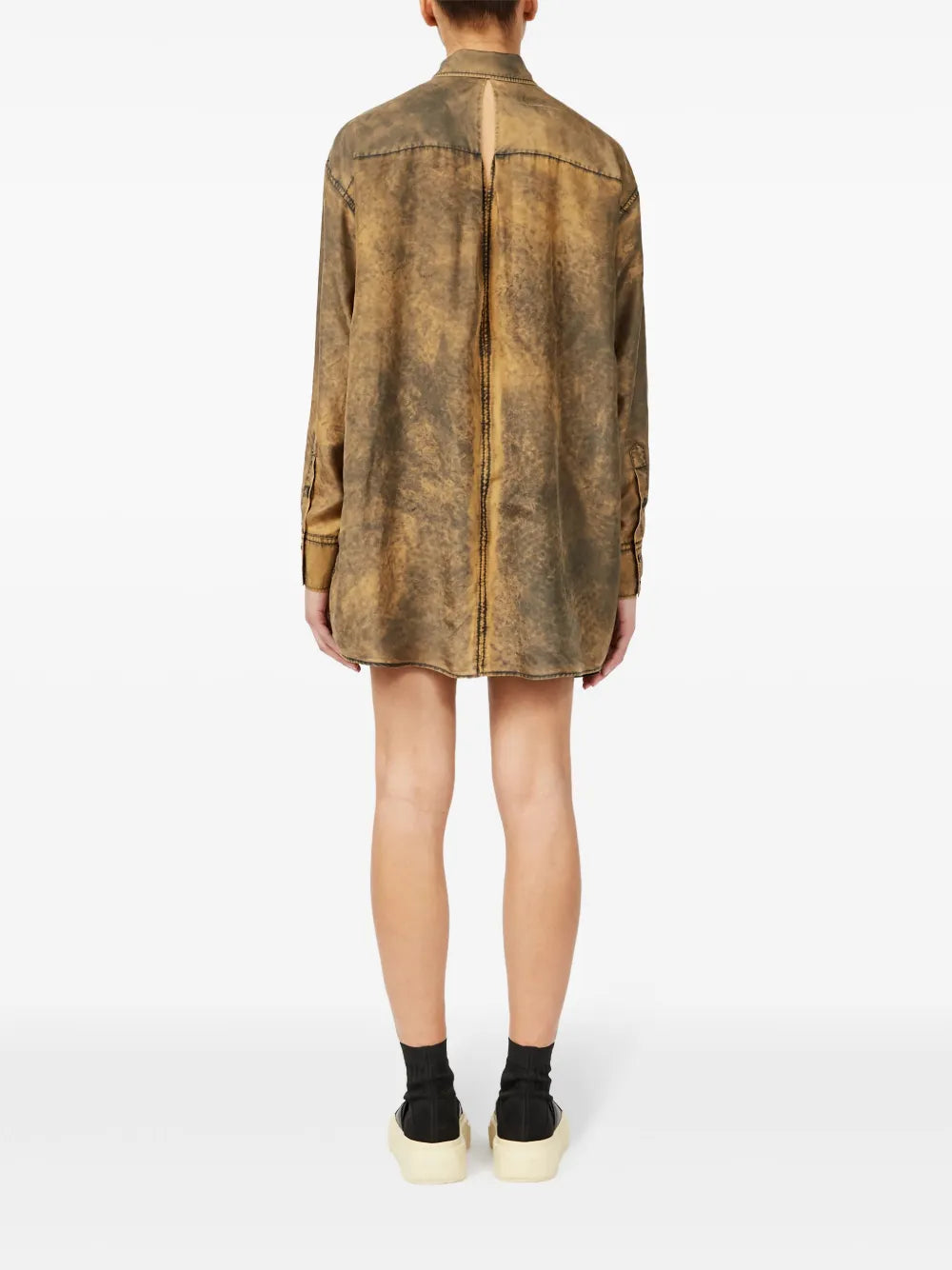 Mm6の女性用ロングブラウンウォッシュ効果シャツの画像 - シーズン春夏2025 - 詳細ビュー6