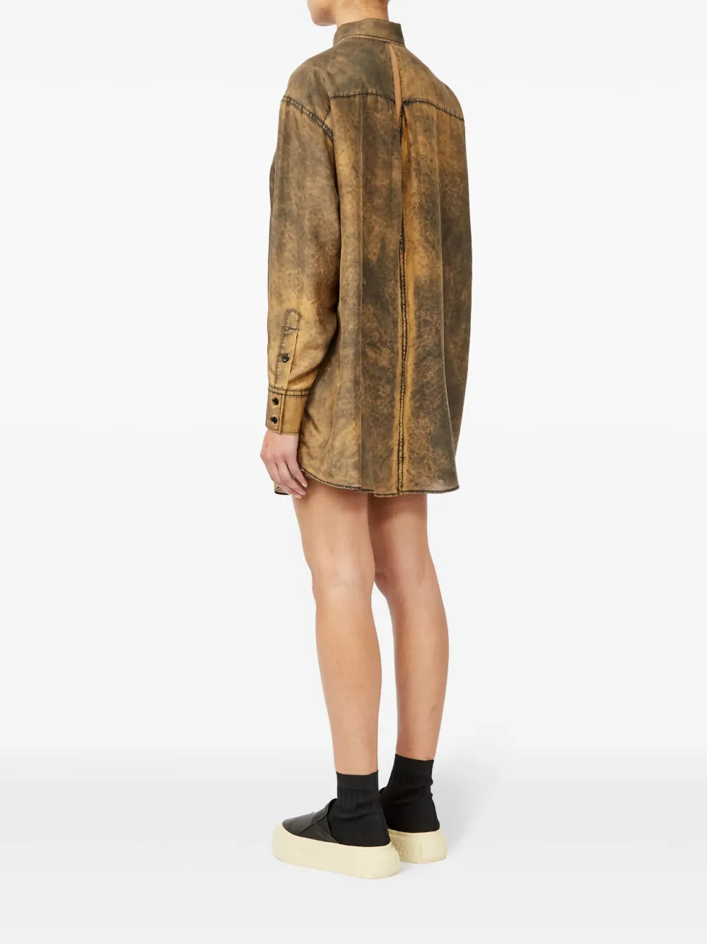 Mm6の女性用ロングブラウンウォッシュ効果シャツの画像 - シーズン春夏2025 - 詳細ビュー7