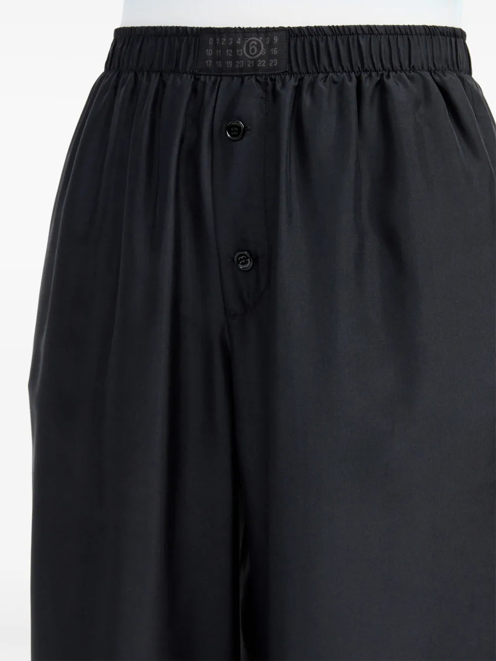 Image de pantalons en soie noire avec taille élastique par Mm6 pour femmes - Saison Printemps-Été 2025 - Vue du modèle 6