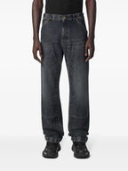 Bild von Grauen Denim-Cargo-Hosen von Versace für Männer - Saison Frühling-Sommer 2025 - Modellansicht 2