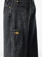 Bild von Grauen Denim-Cargo-Hosen von Versace für Männer - Saison Frühling-Sommer 2025 - Modellansicht 4