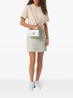 Imagen del T-shirt corto de pin de seguridad beige de Versace para mujeres - Temporada Primavera-Verano 2025 - Vista de modelo 1