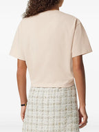 Imagen del T-shirt corto de pin de seguridad beige de Versace para mujeres - Temporada Primavera-Verano 2025 - Vista de modelo 3
