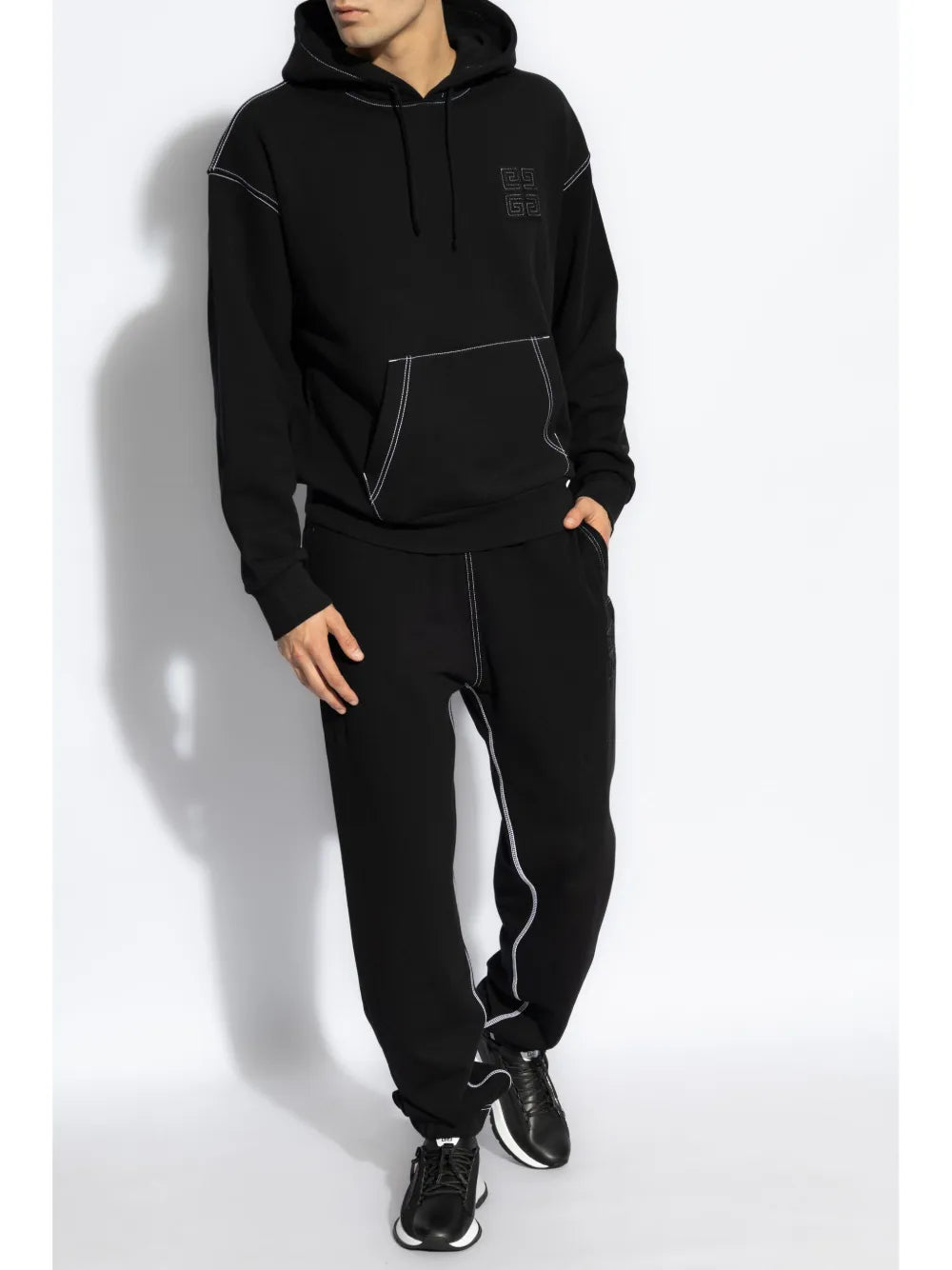 Image de pantalon de jogging en coton avec logo de Givenchy pour hommes - Saison printemps-été 2025 - Vue de dos