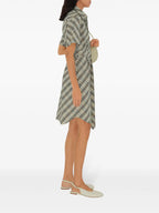 Bild des karierten Baumwollkleides von Burberry für Damen - Saison Frühling-Sommer 2025 - Modellansicht 2