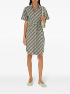 Bild des karierten Baumwollkleides von Burberry für Damen - Saison Frühling-Sommer 2025 - Modellansicht 1