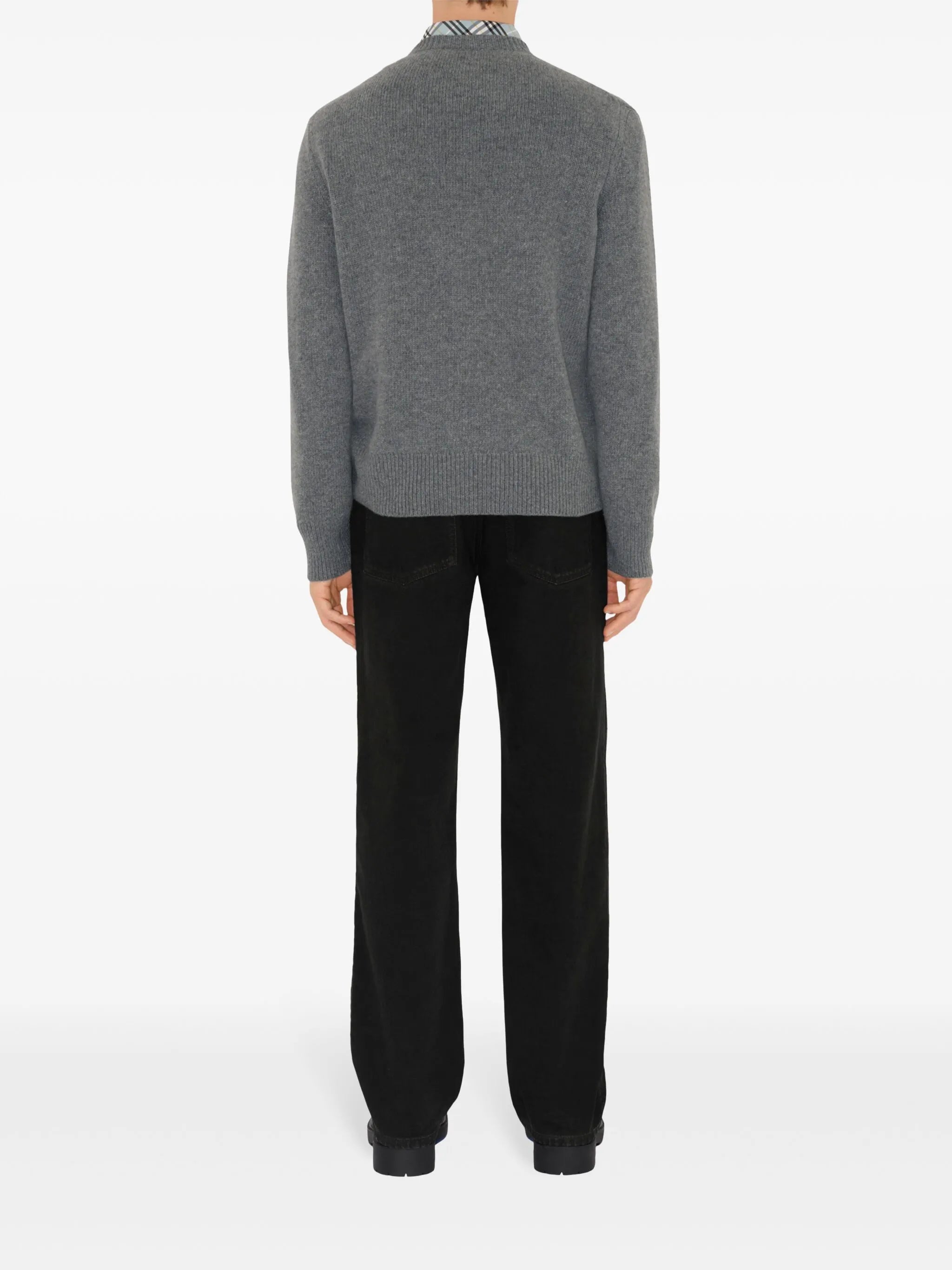 Immagine del maglione in cashmere grigio Ekd di Burberry per uomo - Stagione Primavera-Estate 2026 - Vista modello 3