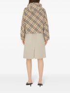 Imagem de um corta-vento beige aos quadrados da Burberry para mulheres - Temporada Primavera-Verão 2025 - Vista do modelo 2