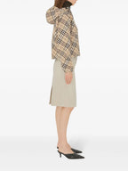 Imagem de um corta-vento beige aos quadrados da Burberry para mulheres - Temporada Primavera-Verão 2025 - Vista do modelo 3