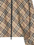 Imagem de um corta-vento beige aos quadrados da Burberry para mulheres - Temporada Primavera-Verão 2025 - Vista do modelo 4