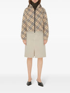 Imagem de um corta-vento beige aos quadrados da Burberry para mulheres - Temporada Primavera-Verão 2025 - Vista do modelo 1