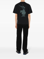 Image du T-shirt Cavalier Noir de Burberry pour hommes - Saison Printemps-Été 2025 - Vue du modèle 2