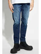 남성을 위한 디젤의 슬림핏 데님 팬츠 이미지 - 2025 봄-여름 시즌 - 모델 보기 2