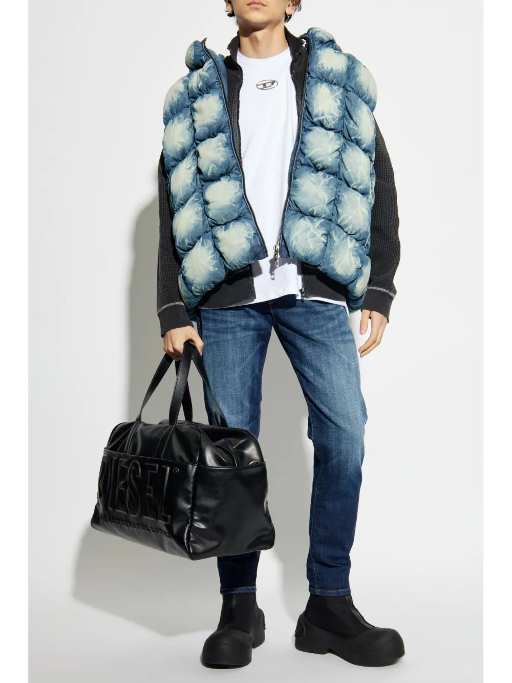 ディーゼルのメンズスリムフィットデニムジーンズの画像 - シーズン春夏2025 - モデルビュー1