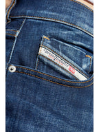 남성을 위한 디젤의 슬림핏 데님 팬츠 이미지 - 2025 봄-여름 시즌 - 모델 보기 4