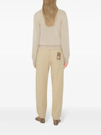 Imagem de Calças de Jogging Beige Cavalier da Burberry para Mulheres - Temporada Primavera-Verão 2025 - Vista do Modelo 2