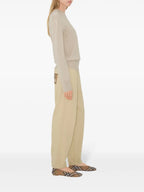 Imagem de Calças de Jogging Beige Cavalier da Burberry para Mulheres - Temporada Primavera-Verão 2025 - Vista do Modelo 3