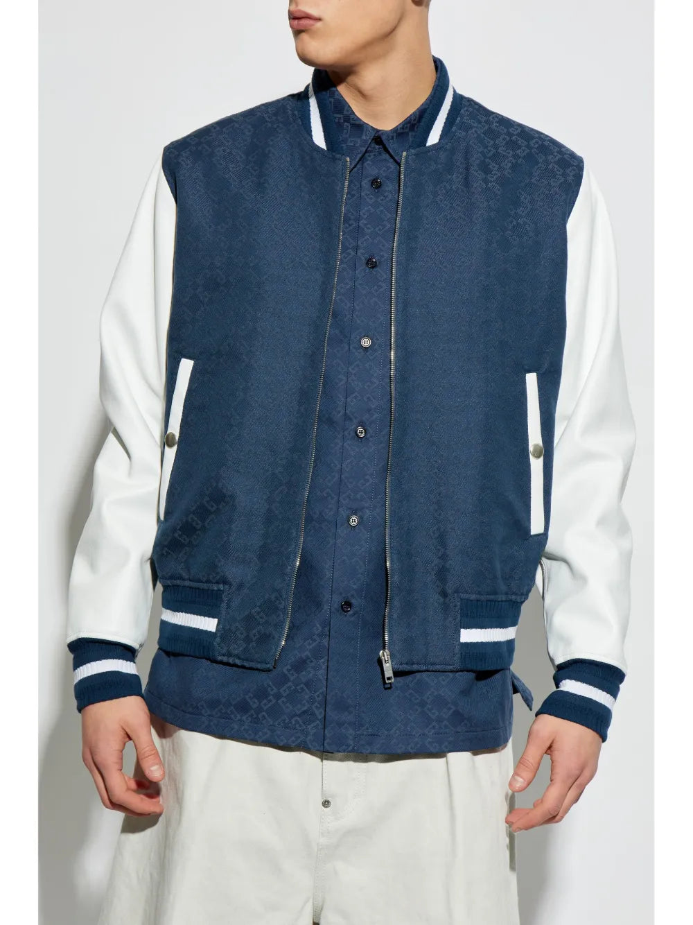 Imagen de la chaqueta bomber varsity de monograma de denim de Givenchy para hombres - Temporada Primavera-Verano 2025 - Vista de detalle 1