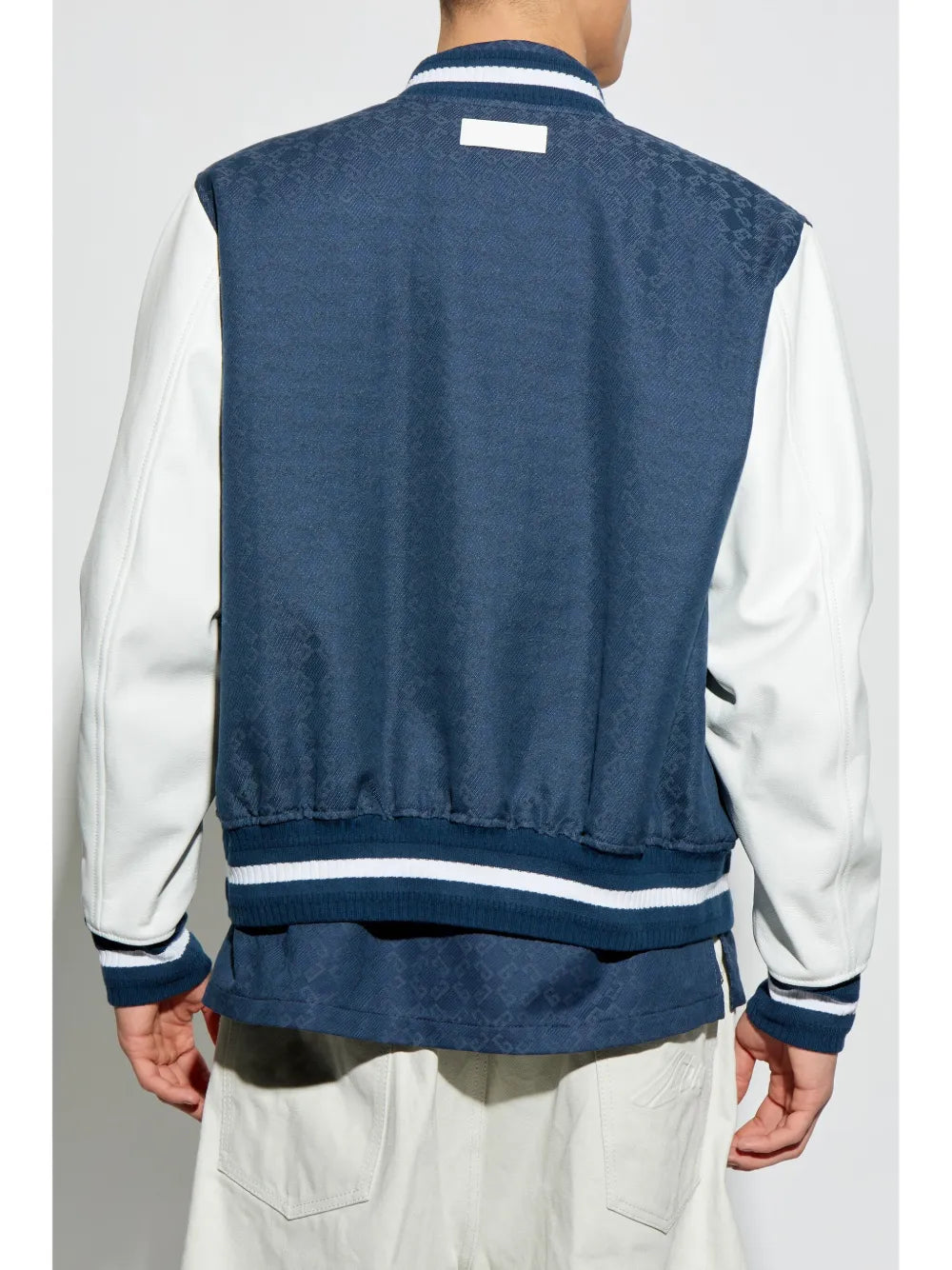 Imagen de la chaqueta bomber varsity de monograma de denim de Givenchy para hombres - Temporada Primavera-Verano 2025 - Vista de detalle 6