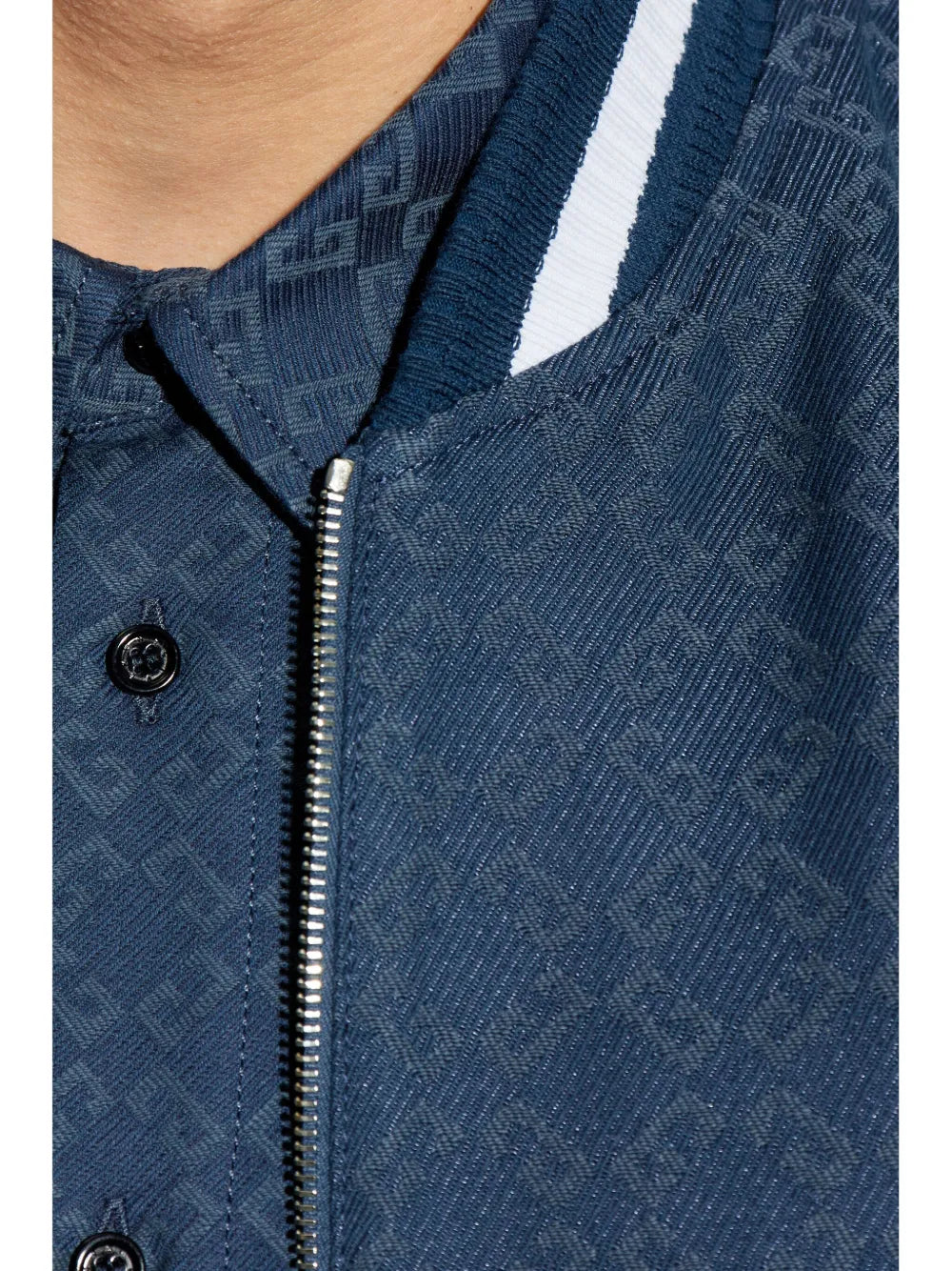Imagen de la chaqueta bomber varsity de monograma de denim de Givenchy para hombres - Temporada Primavera-Verano 2025 - Vista de detalle 7