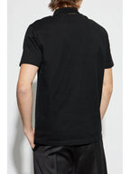 Imagen de polo negro con detalles dorados de Versace para hombres - Temporada primavera-verano 2025 - Vista del modelo 3