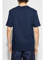 Image d'un t-shirt bleu marine avec impression Méduse de Versace pour hommes - Saison Printemps-Été 2025 - Vue du modèle 3