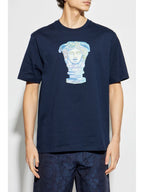 Image d'un t-shirt bleu marine avec impression Méduse de Versace pour hommes - Saison Printemps-Été 2025 - Vue du modèle 2