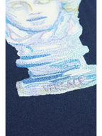 Image d'un t-shirt bleu marine avec impression Méduse de Versace pour hommes - Saison Printemps-Été 2025 - Vue du modèle 4