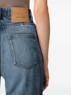 Bild von ausgestellten Jeans aus hellem Denim von Ami PARIS für Frauen - Saison Frühling-Sommer 2025 - Modellansicht 5