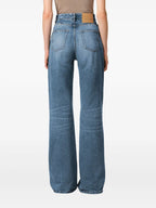 Bild von ausgestellten Jeans aus hellem Denim von Ami PARIS für Frauen - Saison Frühling-Sommer 2025 - Modellansicht 3