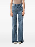 Bild von ausgestellten Jeans aus hellem Denim von Ami PARIS für Frauen - Saison Frühling-Sommer 2025 - Modellansicht 4