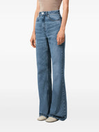 Bild von ausgestellten Jeans aus hellem Denim von Ami PARIS für Frauen - Saison Frühling-Sommer 2025 - Modellansicht 2