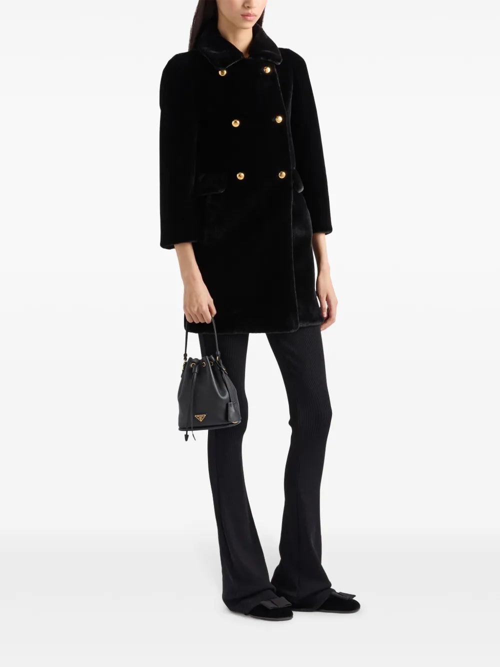 프라다의 여성용 검은색 인조 모피 코트 이미지 - 2025 봄-여름 시즌 - 뒷면 보기